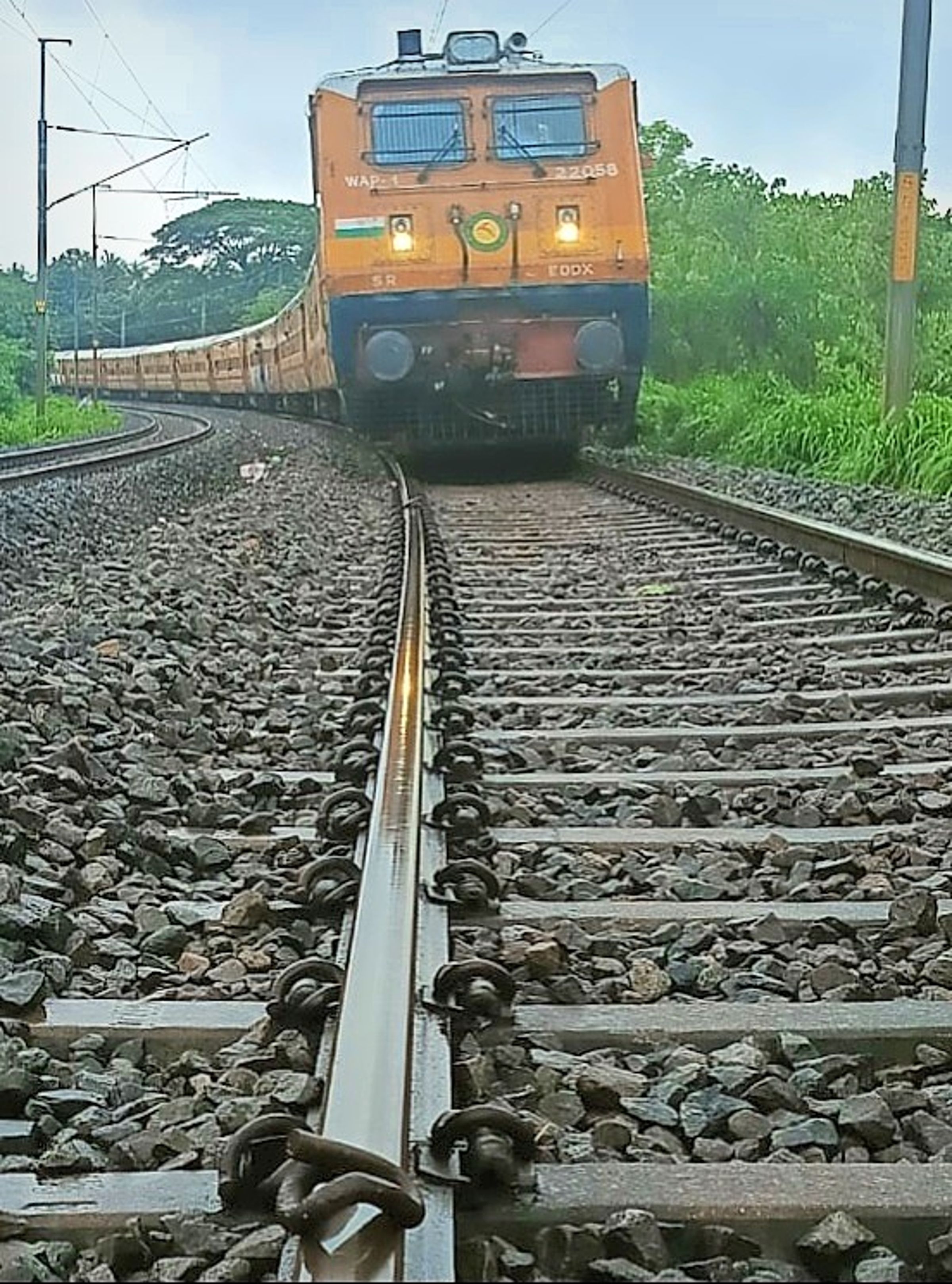 മായന്നൂർ മേൽപ്പാലത്തിനുസമീപം റെയിൽപ്പാളത്തിൽ  അപകടകരമായ രീതിയിൽവച്ച  ഇരുമ്പുക്ലിപ്പുകൾ (വൃത്തത്തിൽ)