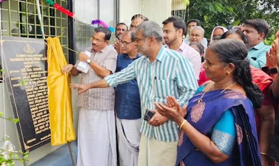 അനങ്ങനടി സ്മാര്ട്ട് വില്ലേജ് ഓഫീസ് കെട്ടിടത്തിന്റെ ശിലാഫലകം പി മമ്മിക്കുട്ടി എംഎല്എ അനാച്ഛാദനം ചെയ്യുന്നു