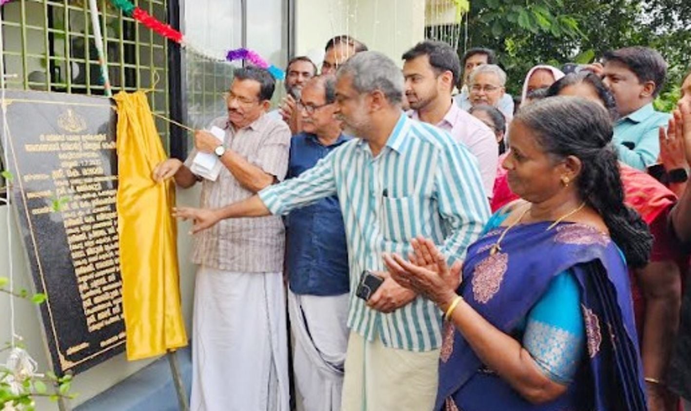 അനങ്ങനടി സ്മാര്‍ട്ട് വില്ലേജ് ഓഫീസ് കെട്ടിടത്തിന്റെ ശിലാഫലകം പി മമ്മിക്കുട്ടി എംഎല്‍എ അനാച്ഛാദനം ചെയ്യുന്നു