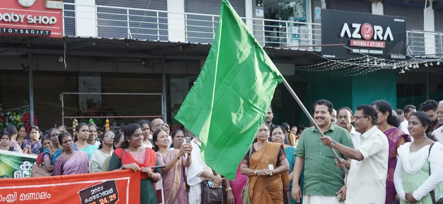 കാർഷിക മഹോത്സവത്തിന്റെ ഭാഗമായി ഒറ്റപ്പാലത്ത് നടന്ന ഘോഷയാത്ര ഇന്റഗ്രേറ്റഡ് റൈസ് ടെക്നോളജി പാർക്ക് ചെയർമാൻ സി കെ രാജേന്ദ്രൻ ഫ്ലാഗ് ഓഫ് ചെയ്യുന്നു