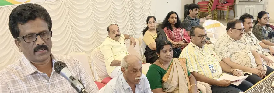 ഒറ്റപ്പാലം കോ–-ഓപ്പറേറ്റീവ് അർബൻ ബാങ്ക് വാർഷിക ജനറൽ ബോഡിയിൽ ബാങ്ക് ചെയർമാൻ യു രാജഗോപാൽ സംസാരിക്കുന്നു
