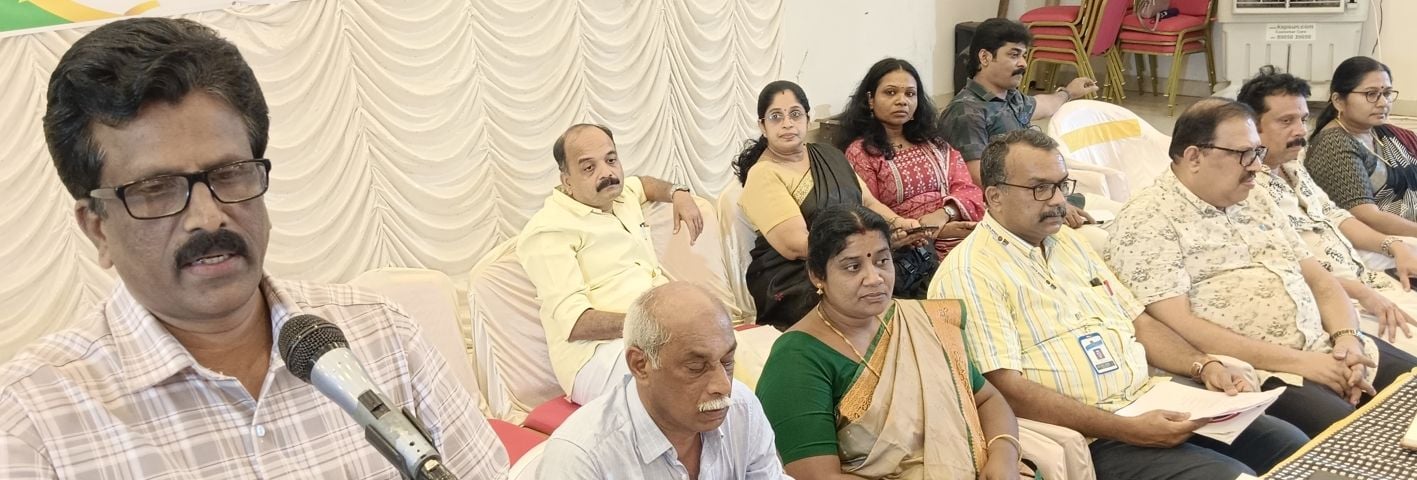 ഒറ്റപ്പാലം കോ–-ഓപ്പറേറ്റീവ് അർബൻ ബാങ്ക് വാർഷിക ജനറൽ ബോഡിയിൽ ബാങ്ക് ചെയർമാൻ യു  രാജഗോപാൽ സംസാരിക്കുന്നു