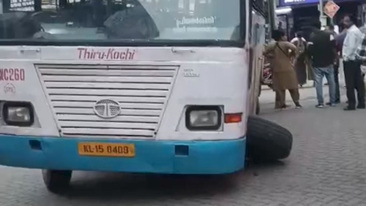 ottappalam ksrtc priyadarshini bus Wheel Detaches