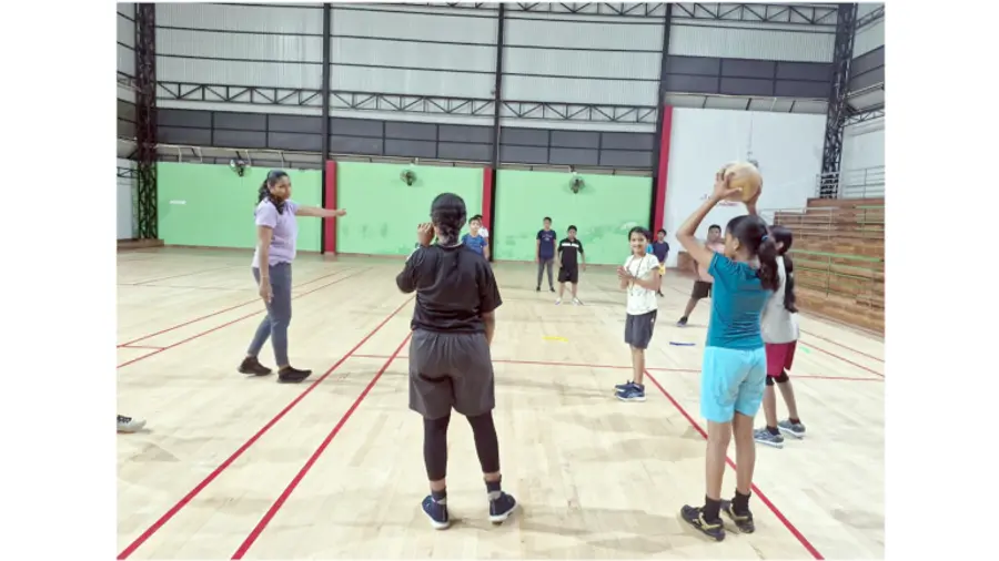 ഒറ്റൂർ ഇൻഡോർ സ്റ്റേഡിയത്തിൽ കോച്ച് അശ്വിനി എസ് കുമാറിന്റെ നേതൃത്വത്തിൽ കുട്ടികൾക്ക്  കായിക പരിശീലനം നൽകുന്നു