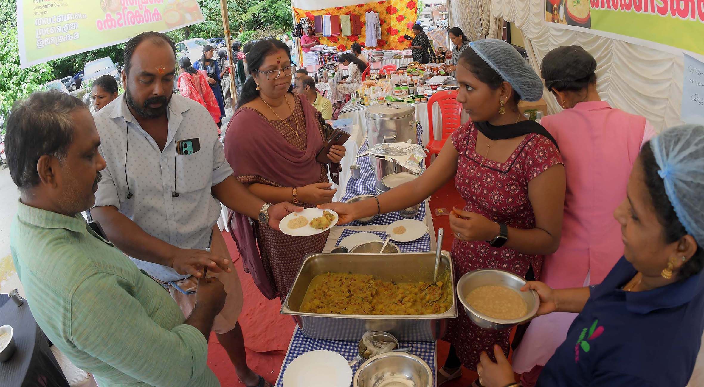 ..തൃശൂർ കലക്ട്രേറ്റിൽ കുടുംബശ്രീ  കർക്കടക ഭക്ഷ്യ മേളയിൽ നിന്ന്​