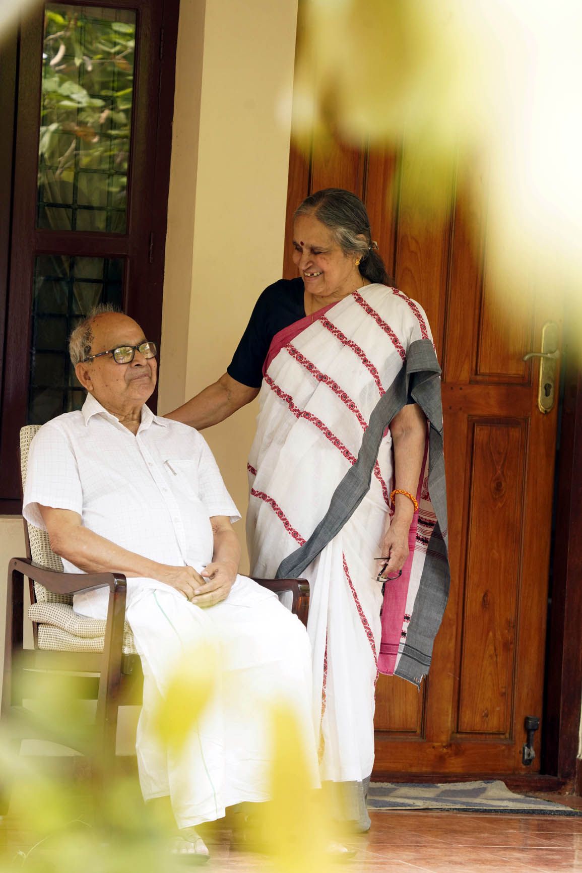 ആനന്ദും ഭാര്യ രമണിയും         ഫോട്ടോ: വിജേഷ്‌ വള്ളിക്കുന്ന്‌ 