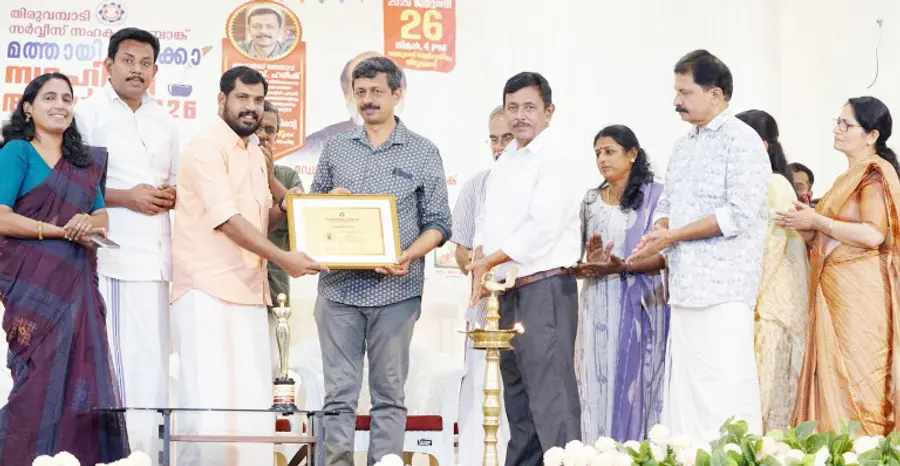  തിരുവമ്പാടി ബാങ്ക് ഏർപ്പെടുത്തിയ പ്രഥമ മത്തായി ചാ ക്കോ സാഹിത്യ പുരസ്കാരം  എസ് ഹരീഷിന്  ലിന്റോ ജോസഫ് എംഎൽഎ സമർപ്പിക്കുന്നു