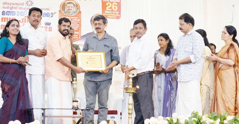  തിരുവമ്പാടി ബാങ്ക് ഏർപ്പെടുത്തിയ പ്രഥമ മത്തായി ചാ ക്കോ സാഹിത്യ പുരസ്കാരം  എസ് ഹരീഷിന്  ലിന്റോ ജോസഫ് എംഎൽഎ സമർപ്പിക്കുന്നു
