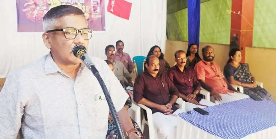 കെഎസ്ടിഎ ജില്ലാ അധ്യാപക  കലോത്സവം വി ടി മുരളി ഉദ്ഘാടനംചെയ്യുന്നു 