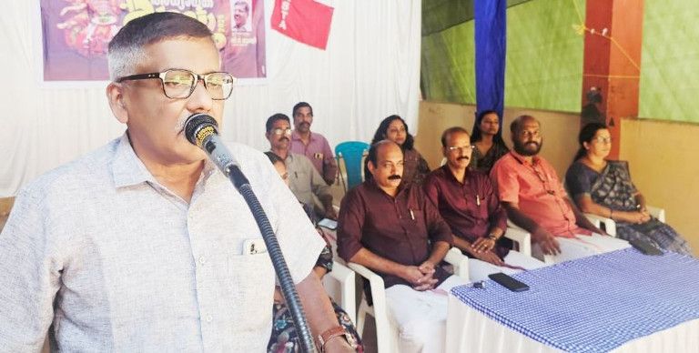 കെഎസ്ടിഎ ജില്ലാ അധ്യാപക  കലോത്സവം വി ടി മുരളി ഉദ്ഘാടനംചെയ്യുന്നു 