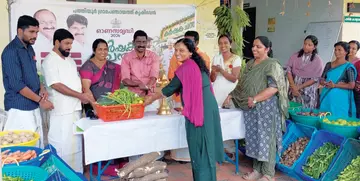 പത്തിയൂർ കൃഷിഭവന് ഓണച്ചന്ത പഞ്ചായത്ത് പ്രസിഡന്റ് കെ ബി പ്രശാന്ത് ഉദ്ഘാടനംചെയ്യുന്നു