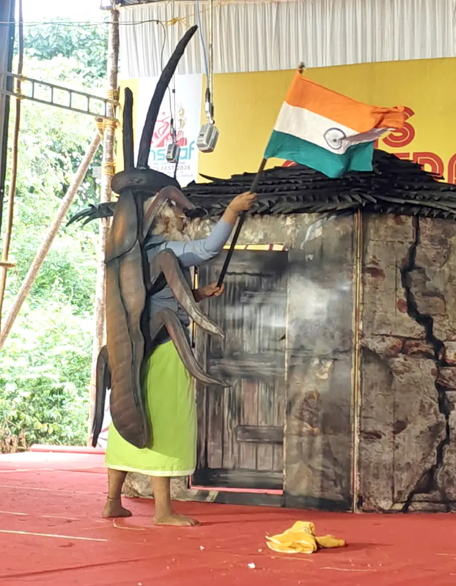 ആരോഗ്യശാസ്ത്ര സർവകലാശാല സെൻട്രൽ സോൺ കലോത്സവത്തിലെ പ്രച്ഛന്നവേഷ മത്സരത്തിൽ പാറ്റയുടെ വേഷം ധരിച്ചെത്തിയ ഭദ്ര രാജേഷ്