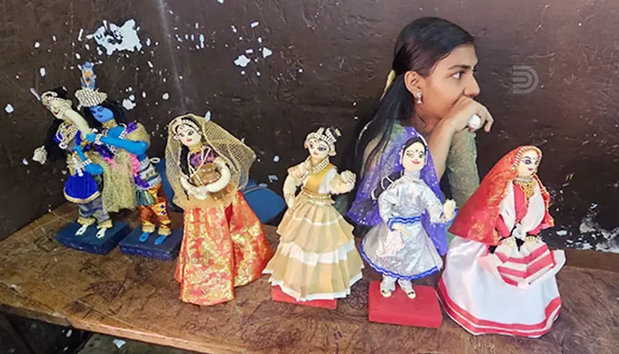 പാവകളുമായി ആര്യരാജ്