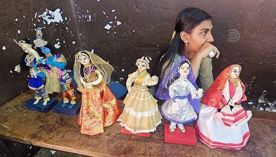 പാവകളുമായി ആര്യരാജ് 