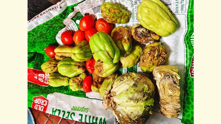 സുപ്രഭാതം വെജിറ്റേറിയൻ ഹോട്ടലിൽ നഗരസഭ ആരോഗ്യ വിഭാഗം നടത്തിയ പരിശോധനയിൽ പഴകിയ ഭക്ഷ്യവസ്‌തുക്കൾ കണ്ടെടുത്തപ്പോൾ 