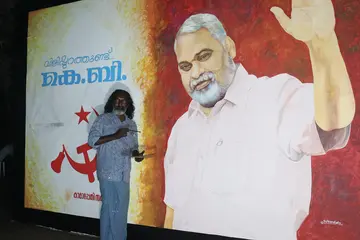 ചിത്രം വരച്ച്‌ തയ്യാറാക്കിയ പ്രചാരണബോർഡിന്റെ മിനുക്കുപണിയിൽ ആർട്ടിസ്‌റ്റ്‌ അനിക്കുട്ടൻ 