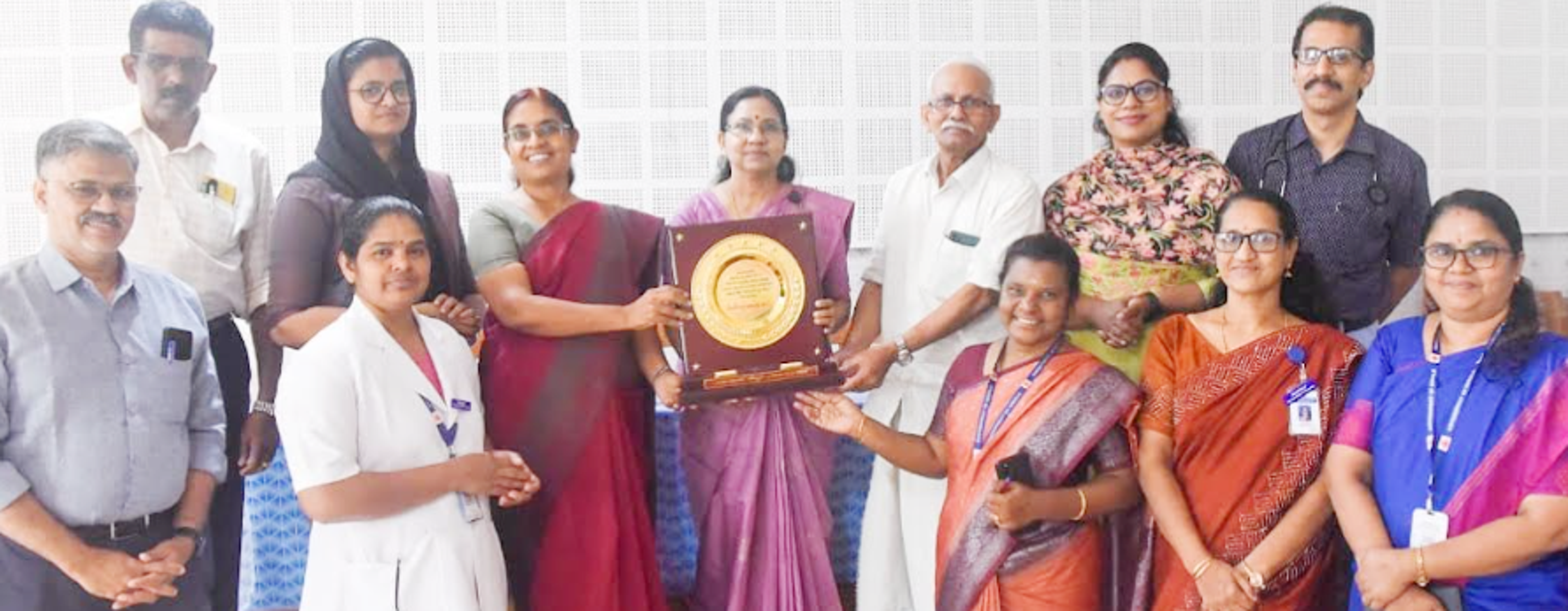 കായകൽപ്പ പുരസ്കാരം നേടിയ ജില്ലാ ആശുപത്രിക്കുള്ള ഉപഹാരം ജില്ലാ പഞ്ചായത്ത് പ്രസിഡന്റ് കെ ബിനുമോളും  വൈസ് പ്രസിഡന്റ് സി കെ ചാമുണ്ണിയും ചേര്‍ന്ന് ജില്ലാ ആശുപത്രി സൂപ്രണ്ട് പി കെ ജയശ്രീക്ക് കൈമാറുന്നു