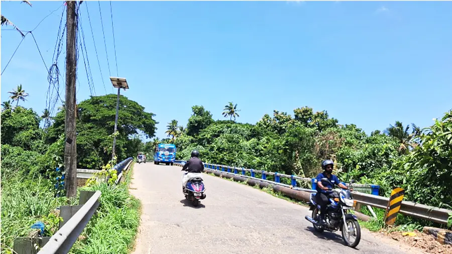 ആറ്റിങ്ങൽ–മണനാക്ക് പാതയിൽ കീഴാറ്റിങ്ങലിനുസമീപമുള്ള കൊല്ലമ്പുഴ പാലം