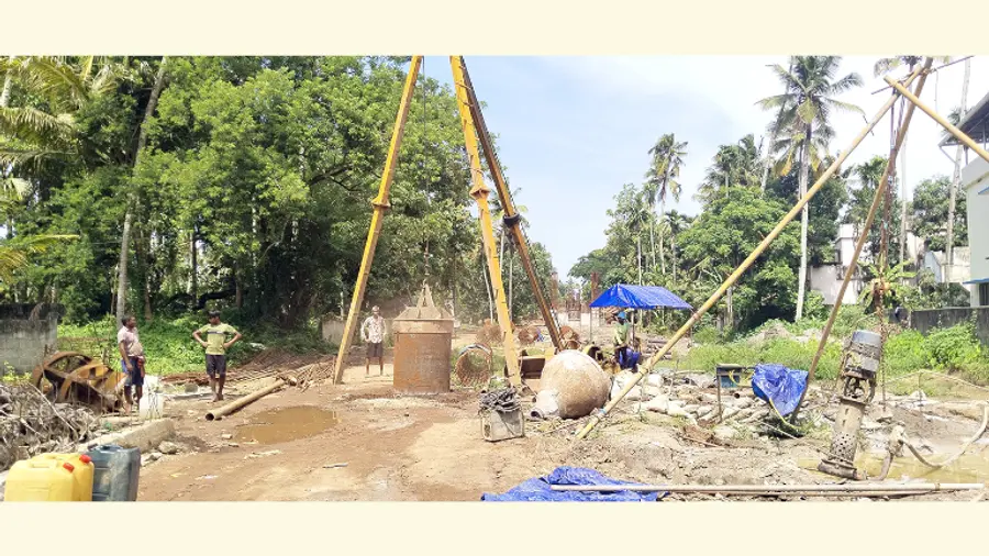 വക്കം ഭാഗത്ത് പുരോഗമിക്കുന്ന കായിക്കരക്കടവ് പാലത്തിന്റെ അവസാനഘട്ട പൈലിങ് 