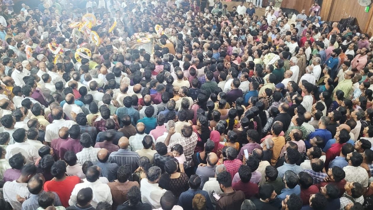 രമേശൻ പാലേരിക്ക്  വടകര ടൗൺ ഹാളിൽ അന്തിമോപചാരമർപ്പിക്കാൻ എത്തിയവർ 