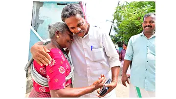 പോർട്ട് വാർഡിലെ എൽഡിഎഫ് സ്ഥാനാർഥി ജെ പനിയടിമ  തെന്നൂർക്കോണത്ത് വോട്ട് അഭ്യർത്ഥിച്ചെത്തിയപ്പോൾ