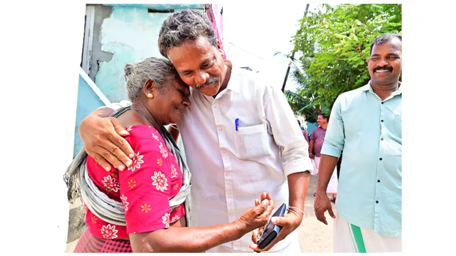 പോർട്ട് വാർഡിലെ എൽഡിഎഫ് സ്ഥാനാർഥി ജെ പനിയടിമ  തെന്നൂർക്കോണത്ത് വോട്ട് അഭ്യർത്ഥിച്ചെത്തിയപ്പോൾ