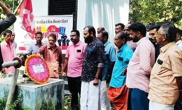  കല്ലൂർവടക്ക്  സ്ഥാപിച്ച പ്രവർത്തനമില്ലാതെ കിടക്കുന്ന കുഴൽക്കിണറിൽ റീത്ത് സമർപ്പിക്കുന്നു