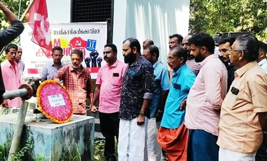 കല്ലൂർവടക്ക് സ്ഥാപിച്ച പ്രവർത്തനമില്ലാതെ കിടക്കുന്ന കുഴൽക്കിണറിൽ റീത്ത് സമർപ്പിക്കുന്നു