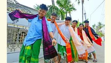 പരമ്പരാഗത അസം വസ്ത്രങ്ങളിഞ്ഞ് ബിഹു ആഘോഷിക്കുന്ന മെനോക, സോനു, ആലു, സുമൈന, ഫുമേല, ആലു  എന്നിവര്‍                                                                                                                                              ഫോട്ടോ: എ ആർ അരുണ്‍രാജ്