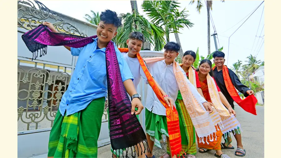 പരമ്പരാഗത അസം വസ്ത്രങ്ങളിഞ്ഞ് ബിഹു ആഘോഷിക്കുന്ന മെനോക, സോനു, ആലു, സുമൈന, ഫുമേല, ആലു  എന്നിവര്‍                                                                                                                                              ഫോട്ടോ: എ ആർ അരുണ്‍രാജ്