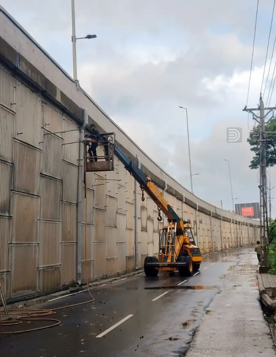 പാരിപ്പള്ളിയിൽ ആർ ഇ വാൾ പുറത്തേക്ക് തള്ളിയ ഭാഗത്ത് ഉയരപ്പാതയിലേക്ക് കന്പികൾ തുളച്ചുകയറ്റുന്നു