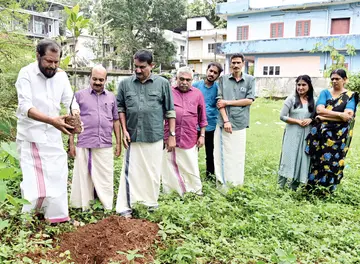 ലോകപരിസ്ഥിതി ദിനത്തിനോടനുബന്ധിച്ച് സിപിഐ എം ജില്ലാ കമ്മിറ്റി ഓഫീസിൽ ജില്ലാ സെക്രട്ടറി രാജു ഏബ്രഹാം വൃക്ഷത്തൈ നടുന്നു