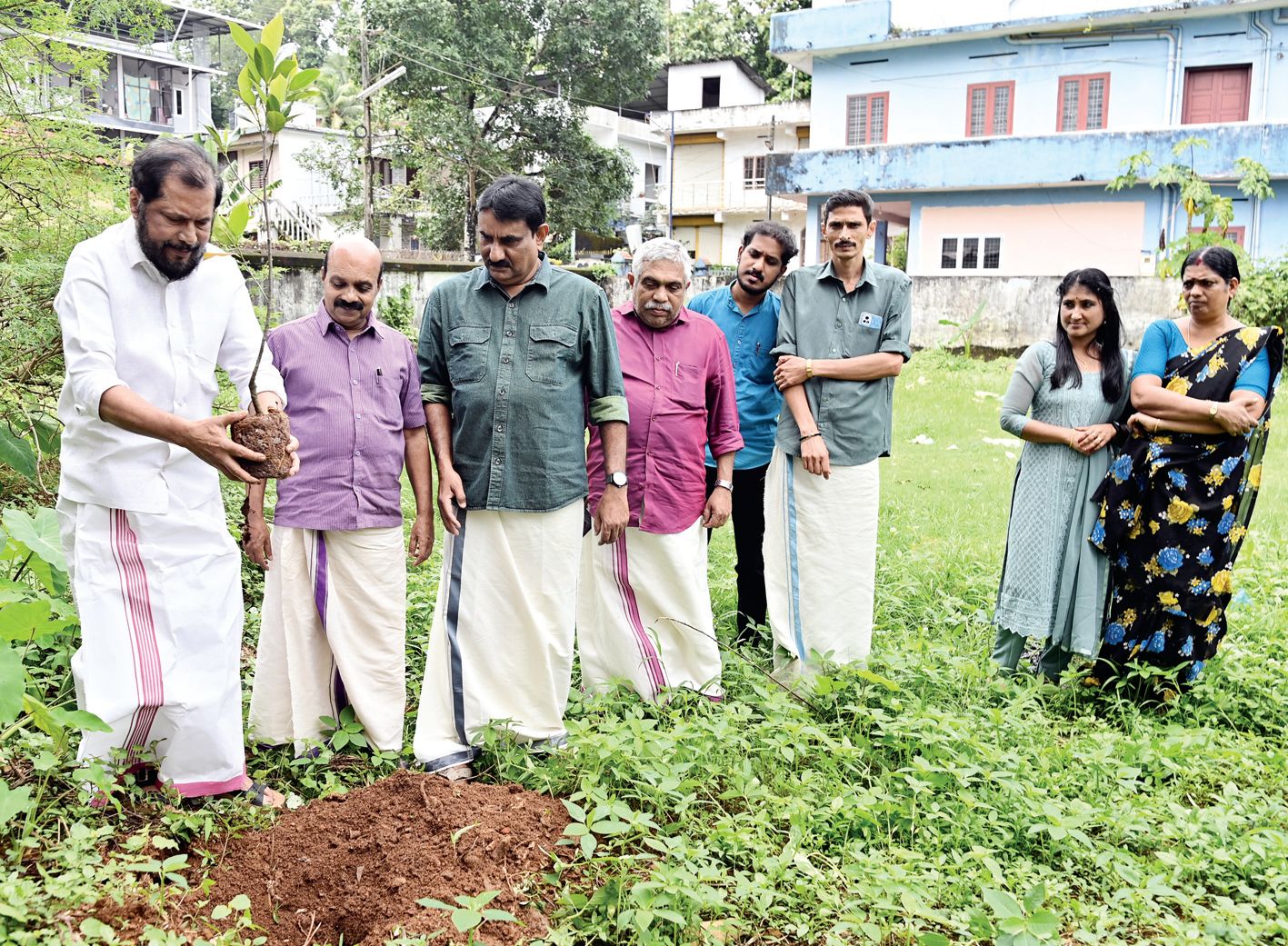 ലോകപരിസ്ഥിതി ദിനത്തിനോടനുബന്ധിച്ച് സിപിഐ എം ജില്ലാ കമ്മിറ്റി ഓഫീസിൽ ജില്ലാ സെക്രട്ടറി രാജു ഏബ്രഹാം വൃക്ഷത്തൈ നടുന്നു