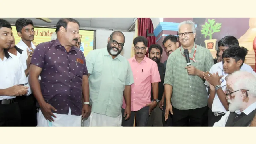 തൈക്കാട് ഗവ. മോഡൽ ഹയർ സെക്കൻഡറി സ്കൂളിലെ ഓപ്പൺ സയൻസ് പാർക്ക് മന്ത്രി സി പി ജോൺ ഉദ്ഘാടനംചെയ്യുന്നു