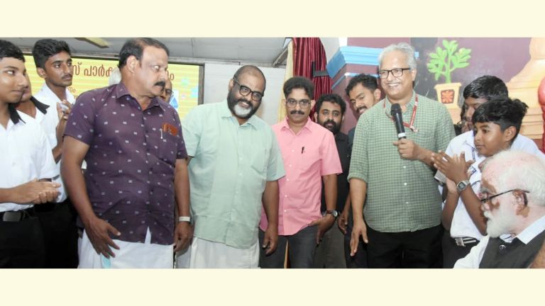 തൈക്കാട് ഗവ. മോഡൽ ഹയർ സെക്കൻഡറി സ്കൂളിലെ ഓപ്പൺ സയൻസ് പാർക്ക്‌ മന്ത്രി സി പി ജോൺ ഉദ്ഘാടനംചെയ്യുന്നു