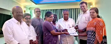 സിപിഐ എം ലോക്കല്‍ കമ്മിറ്റി ഓഫീസ് നിര്‍മാണത്തിന്  10.5 സെന്റ് ഭൂമിയുടെ രേഖകൾ ദാമോദരൻപിള്ളയുടെ കുടുംബം  മുഖ്യമന്ത്രി പിണറായി വിജയന് കൈമാറുന്നു 