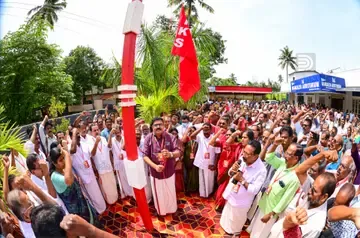 കർഷക സംഘം ജില്ലാ സമ്മേളനത്തിന് തുടക്കം കുറിച്ച് ജില്ലാ പ്രസിഡന്റ്‌ ബിജു കെ മാത്യൂ പതാക ഉയർത്തുന്നു