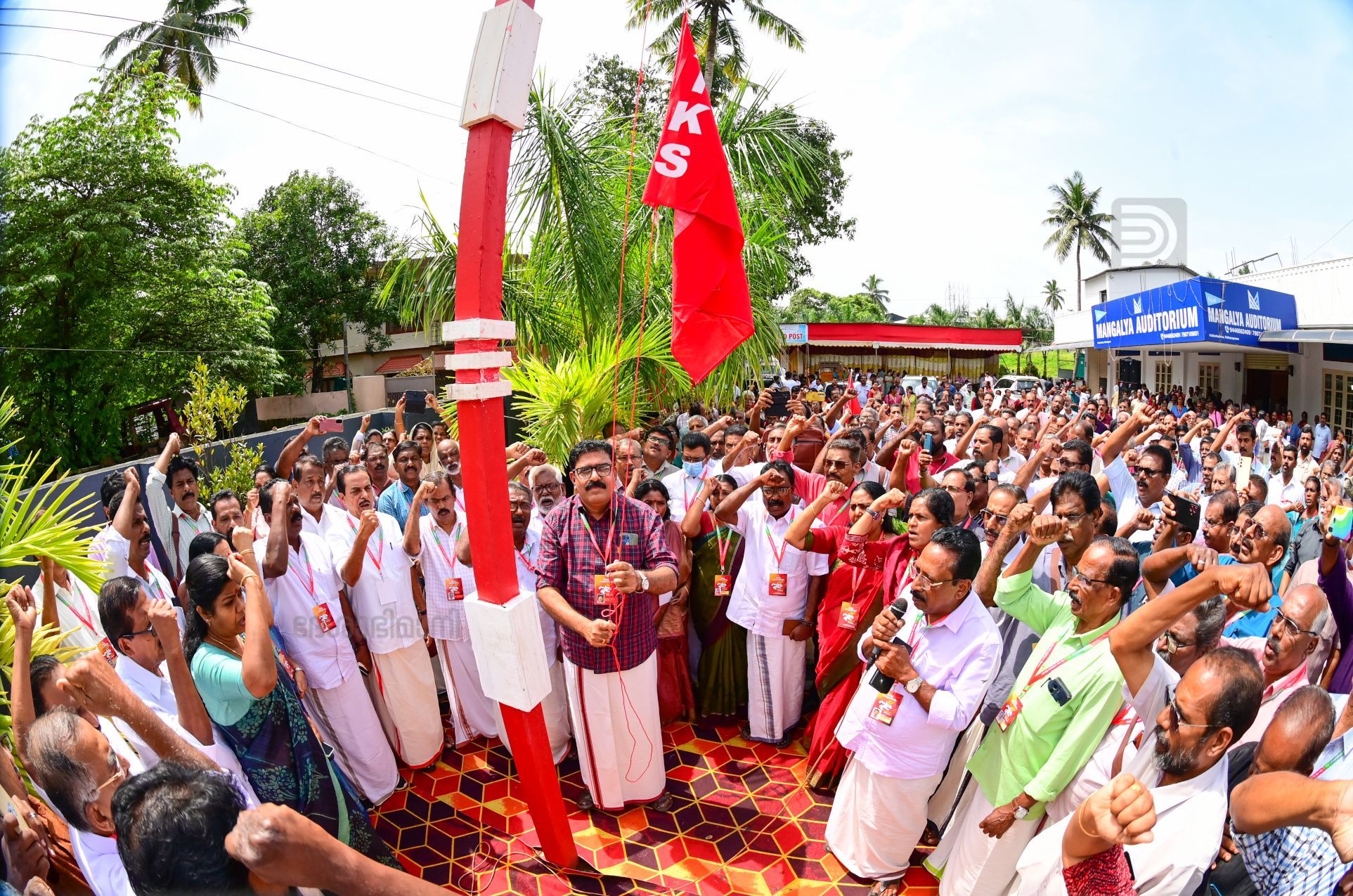 കർഷക സംഘം ജില്ലാ സമ്മേളനത്തിന് തുടക്കം കുറിച്ച് ജില്ലാ പ്രസിഡന്റ്‌ ബിജു കെ മാത്യൂ പതാക ഉയർത്തുന്നു