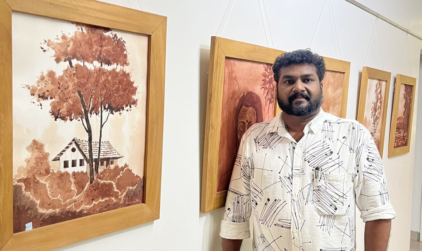 പതിമുഖംകൊണ്ട് വരച്ച ചിത്രങ്ങൾക്കരികെ  സി കെ ഷിബുരാജ്  