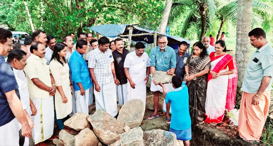 പട്ടണക്കാട്–മൂർത്തിക്കൽ–അന്ധകാരനഴി റോഡ് പുനർനിർമാണം പി പ്രസാദ് എംഎൽഎ ഉദ്ഘാടനംചെയ്യുന്നു