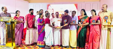 ചേലക്കര  മണ്ഡലം പട്ടയമേളയിൽ യു ആർ പ്രദീപ് എംഎൽഎ പട്ടയങ്ങൾ വിതരണം ചെയ്യുന്നു