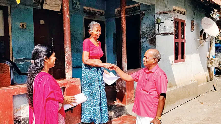 പെരുമ്പളം ഡിവിഷൻ എൽഡിഎഫ്‌ സ്ഥാനാർഥി പി ഡി സജീവ്‌ വോട്ടർമാരെ കാണുന്നു