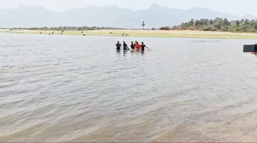 വാളയാർ അണക്കെട്ടിൽ മുങ്ങി മരിച്ച യുവാവിന്റെ മൃതദേഹം അഗ്നിരക്ഷാസേന പുറത്തെടുക്കുന്നു