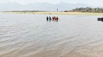 വാളയാർ അണക്കെട്ടിൽ മുങ്ങി മരിച്ച യുവാവിന്റെ മൃതദേഹം അഗ്നിരക്ഷാസേന പുറത്തെടുക്കുന്നു