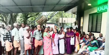സാമൂഹ്യക്ഷേമ പെൻഷൻ വാങ്ങാൻ പഞ്ചാബ്‌ നാഷണൽ ബാങ്ക്‌ പള്ളിപ്പുറം ഒറ്റപ്പുന്ന ശാഖയ്‌ക്ക്‌ മുന്നിൽ  തിങ്കൾ രാവിലെ എത്തിയ ഗുണഭോക്താക്കൾ