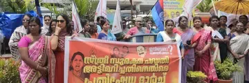 ജനാധിപത്യ മഹിളാ അസോസിയേഷൻ കരുനാഗപ്പള്ളി മുനിസിപ്പാലിറ്റിക്ക് മുന്നിൽ നടത്തിയ പ്രതിഷേധ പരിപാടി അഖിലേന്ത്യാ വൈസ് പ്രസിഡന്റ് സൂസൻ കോടി ഉദ്ഘാടനം ചെയ്യുന്നു