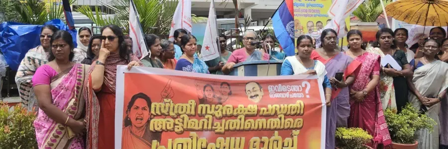ജനാധിപത്യ മഹിളാ അസോസിയേഷൻ കരുനാഗപ്പള്ളി മുനിസിപ്പാലിറ്റിക്ക് മുന്നിൽ നടത്തിയ പ്രതിഷേധ പരിപാടി അഖിലേന്ത്യാ വൈസ് പ്രസിഡന്റ് സൂസൻ കോടി ഉദ്ഘാടനം ചെയ്യുന്നു