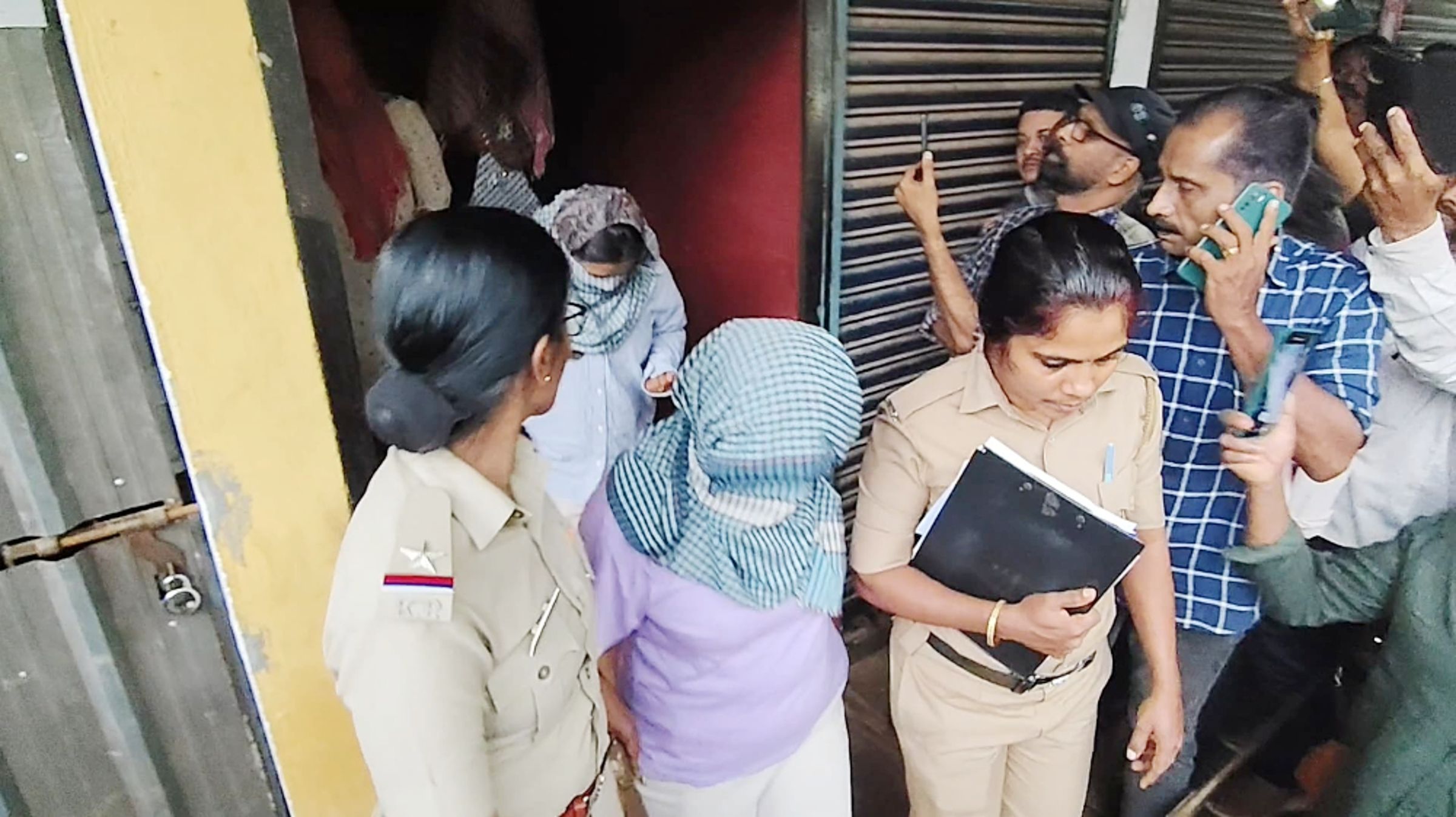  പിടിയിലായവരെ പൊലീസ് സ്റ്റേഷനിലേക്ക്  കൊണ്ടുപോകുന്നു