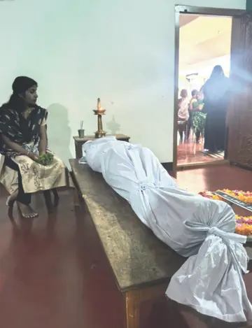 രമേശൻ നമ്പ്യാരുടെ മൃതദേഹം ഹമീദിന്റെ വീട്ടിൽ  പൊതുദർശനത്തിന്‌ വച്ചപ്പോൾ 
