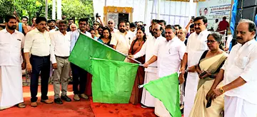 അരൂക്കുറ്റിയിൽ തമിഴ്‌നാട്‌ സർക്കാർ നിർമിക്കുന്ന ഇ വി രാമസ്വാമി  (തന്തൈ പെരിയാർ) സ്‌മാരക നിർമാണം   മന്ത്രി എ വി വേലു ഉദ്‌ഘാടനംചെയ്യുന്നു. മന്ത്രി സജി ചെറിയാൻ, തമിഴ്‌നാട്‌ മന്ത്രി എം പി സ്വാമിനാഥൻ, ദലീമ എംഎൽഎ എന്നിവർ സമീപം